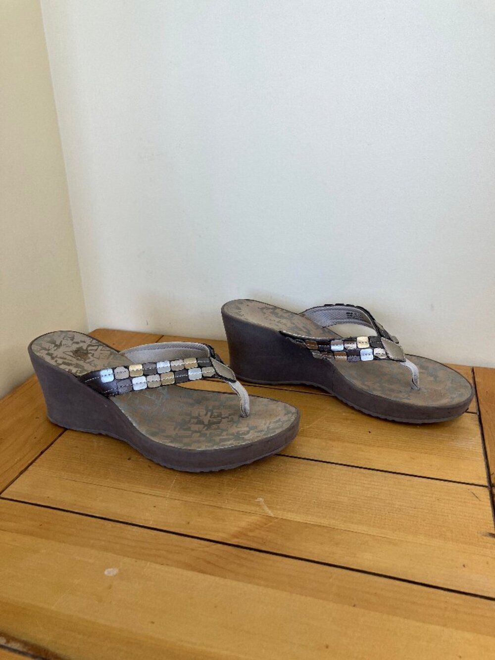 Clarks Wedge Heel Sandals Metallic Thong Strap Women's US 8M